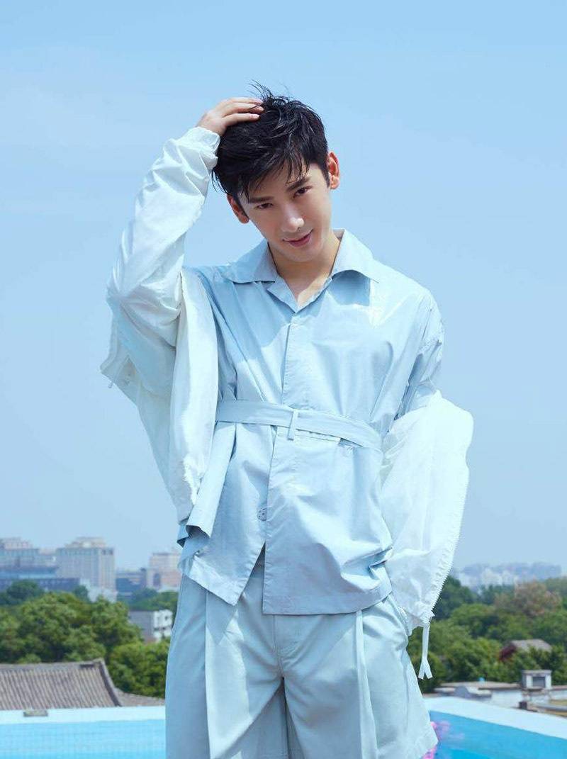 肌肉奶狗刘芮麟的"轻高级感"穿搭,跟杨幂搭戏的都这么秀吗