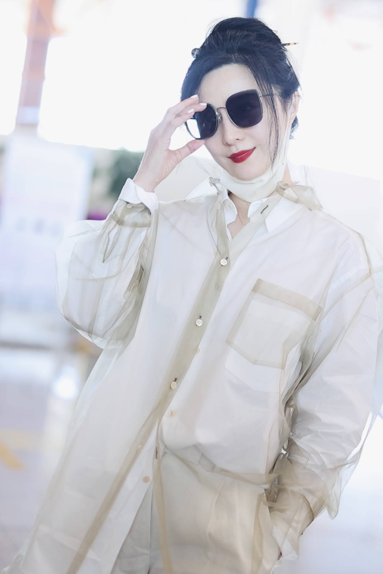 范冰冰纯白look仙美范秀红唇扶墨镜气场超强