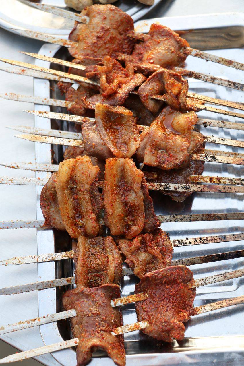 烤腰子,鲜嫩多汁,高温火苗逼出油脂,吃起来一点都不油腻;更神奇的是不