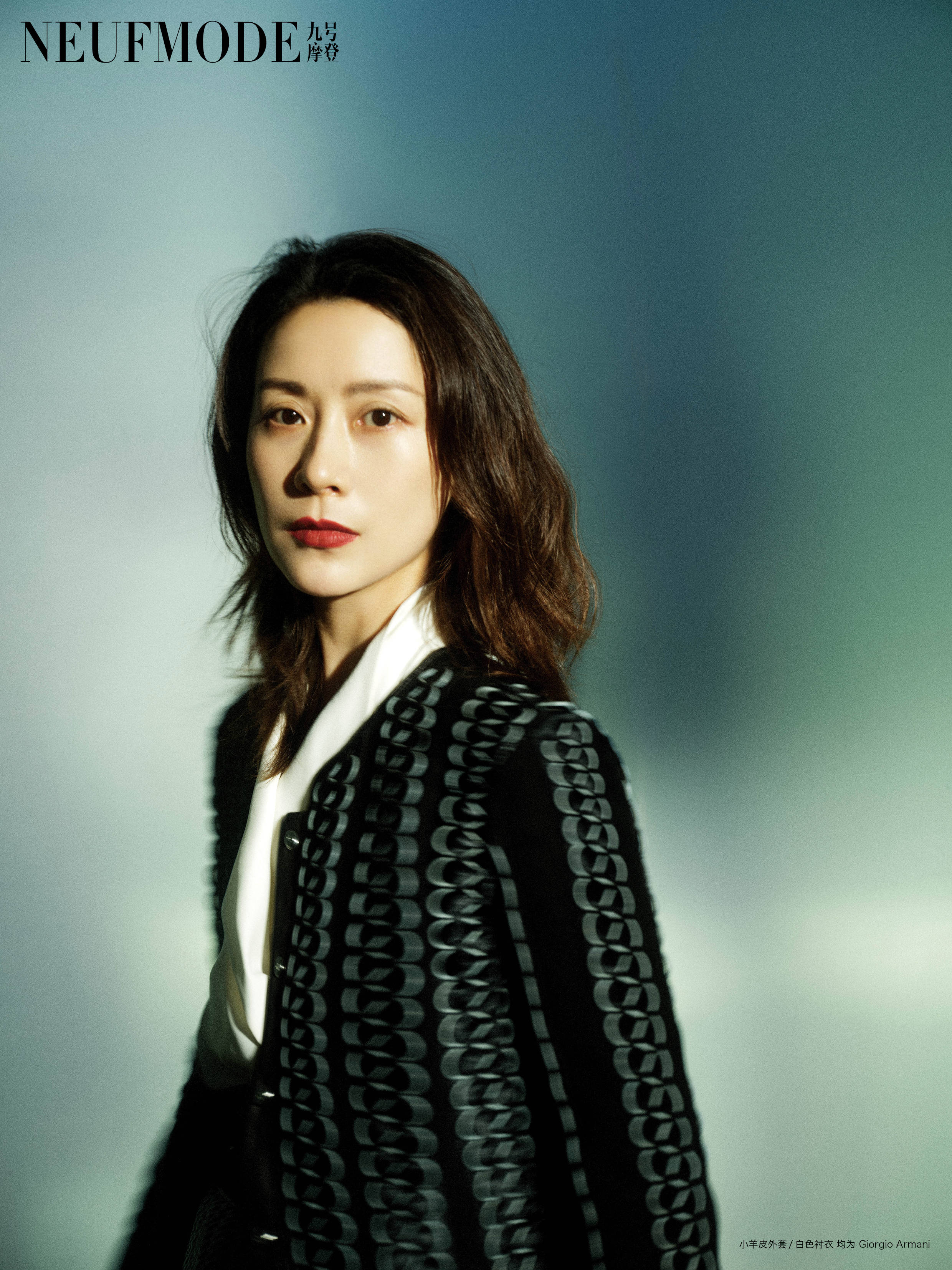 海清拍疏离感清冷大片 深v造型酥胸微露性感而优雅