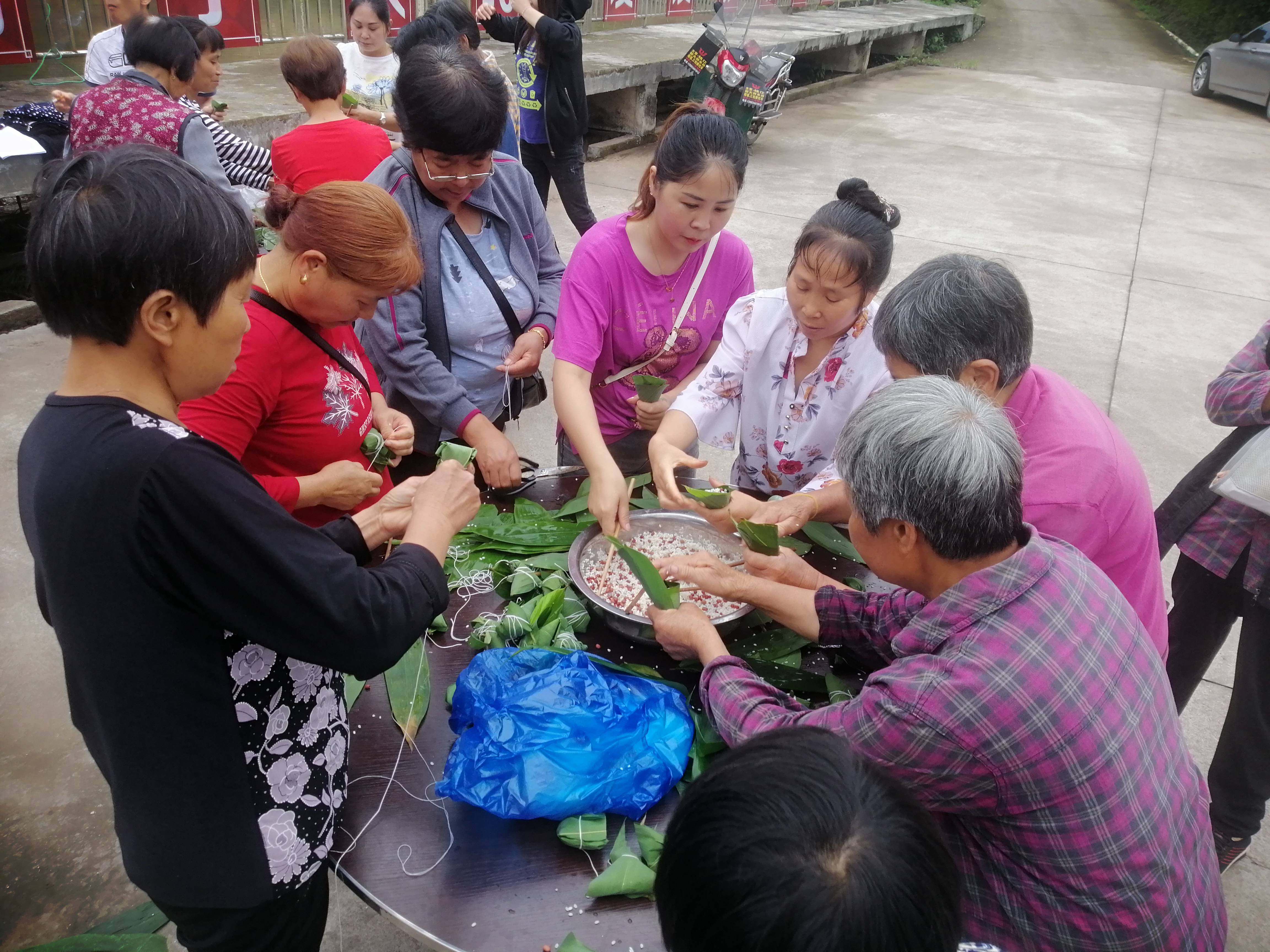 二圣镇幸福村举办粽香情深迎端午幸福共庆邻里情包粽子活动