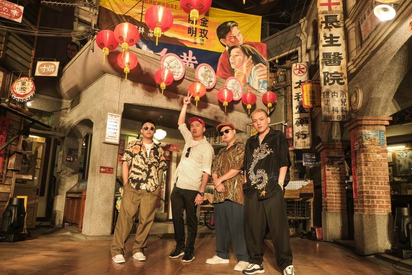 中恰恰元素,当然mv也少不了恰恰舞步,携30位舞者大阵仗演出,当然主角