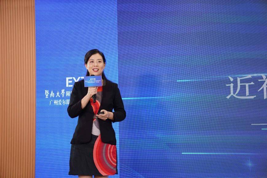 发布会上,熊露主任针对大众普遍关心的近视手术问题作详细专业解答