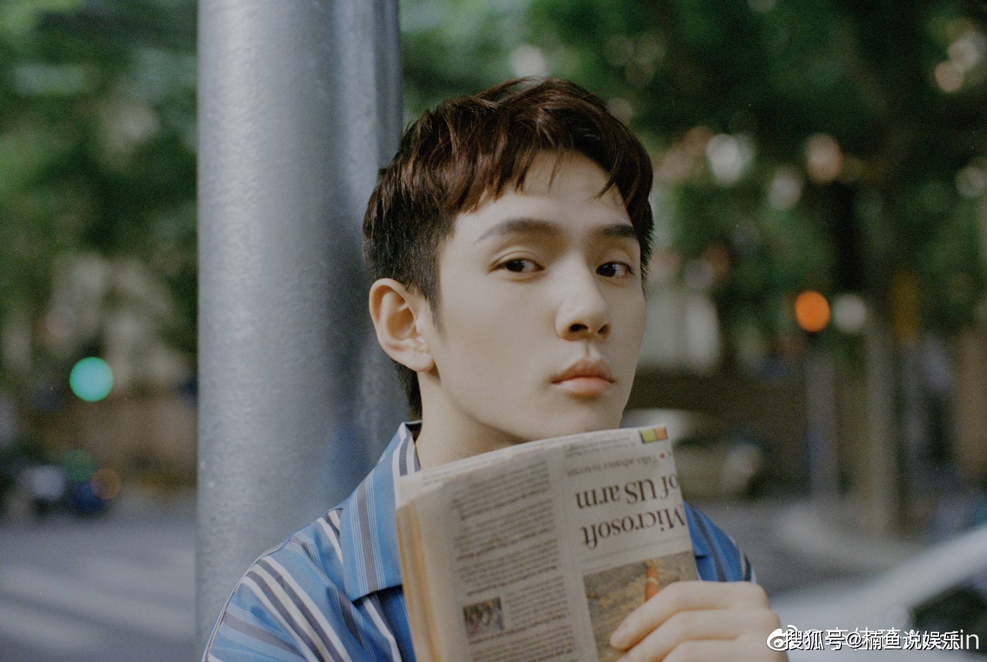 原创李佳琦夏日胶片写真来袭蓝色条纹衬衫少年感满满太有气质了