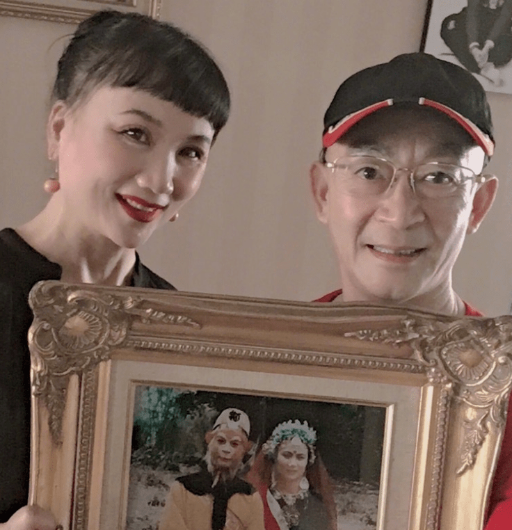 六小龄童晒合照庆结婚33周年!高颜值女儿罕见出镜