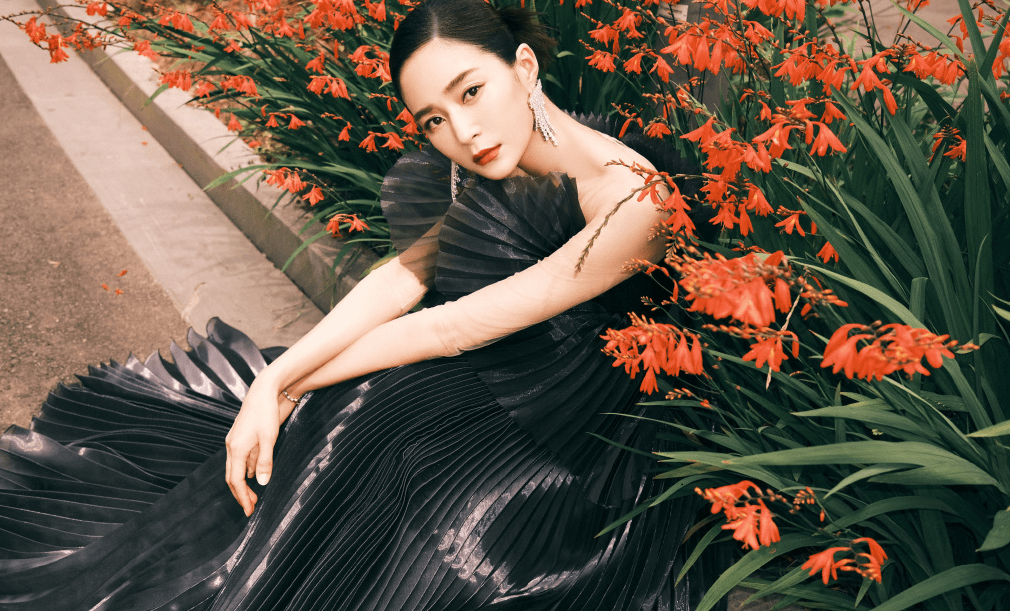 王媛可黑色长裙展现姣好身材 胸前开叉礼服真撩人