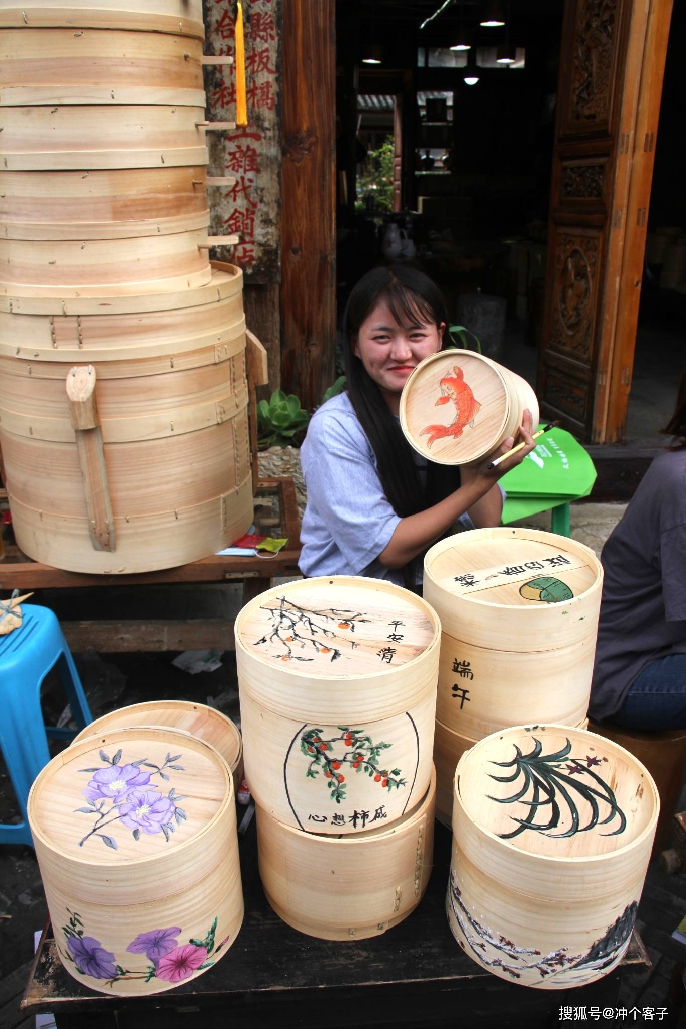 这其实是施甸腌腊美食铺子乖巧贝贝非遗纯手工刺绣哦此外青龙街上还有