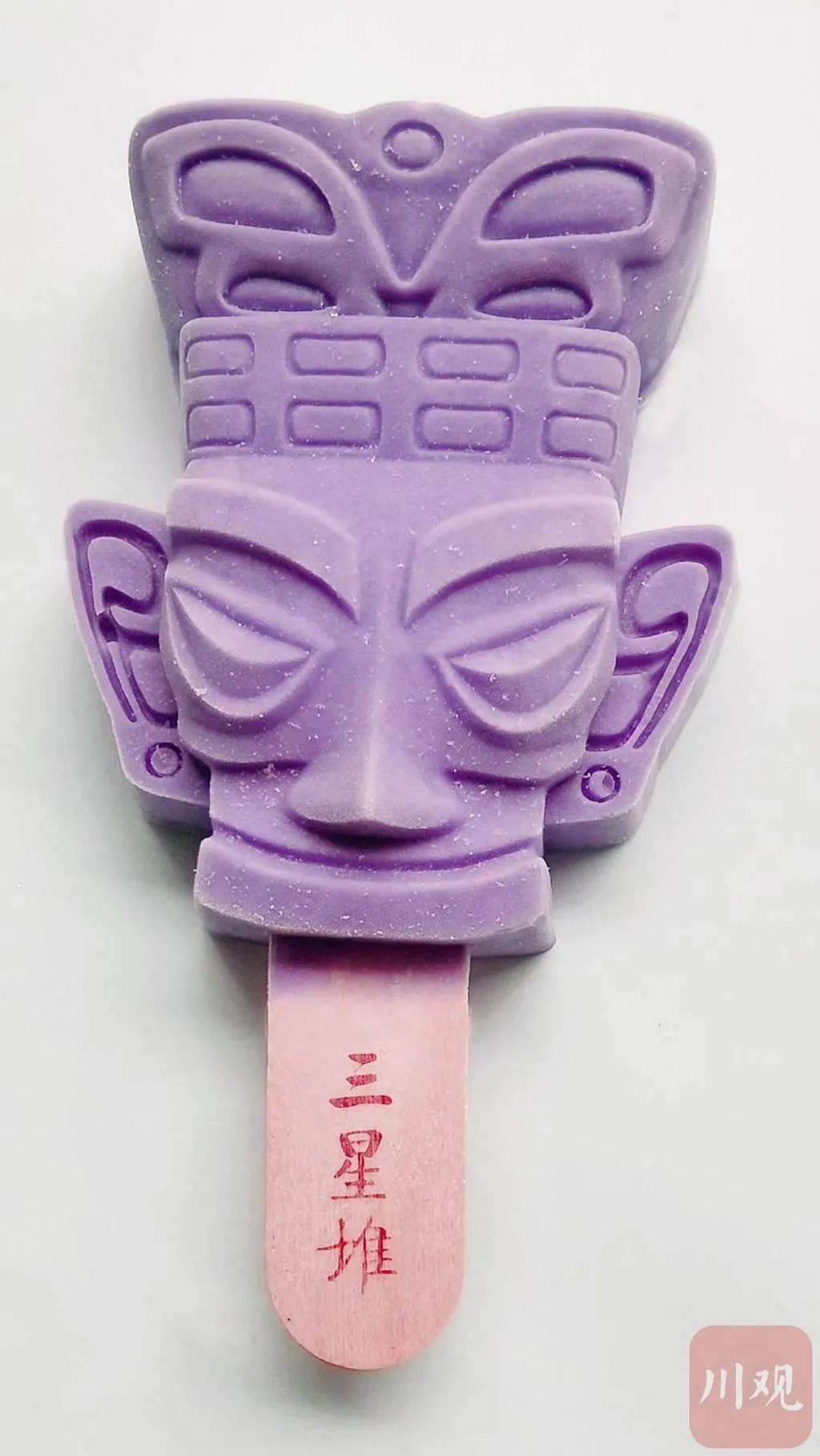 长假期火出圈的"面具冰淇淋"是以三星堆"平头金面具"和巨型青铜"大面