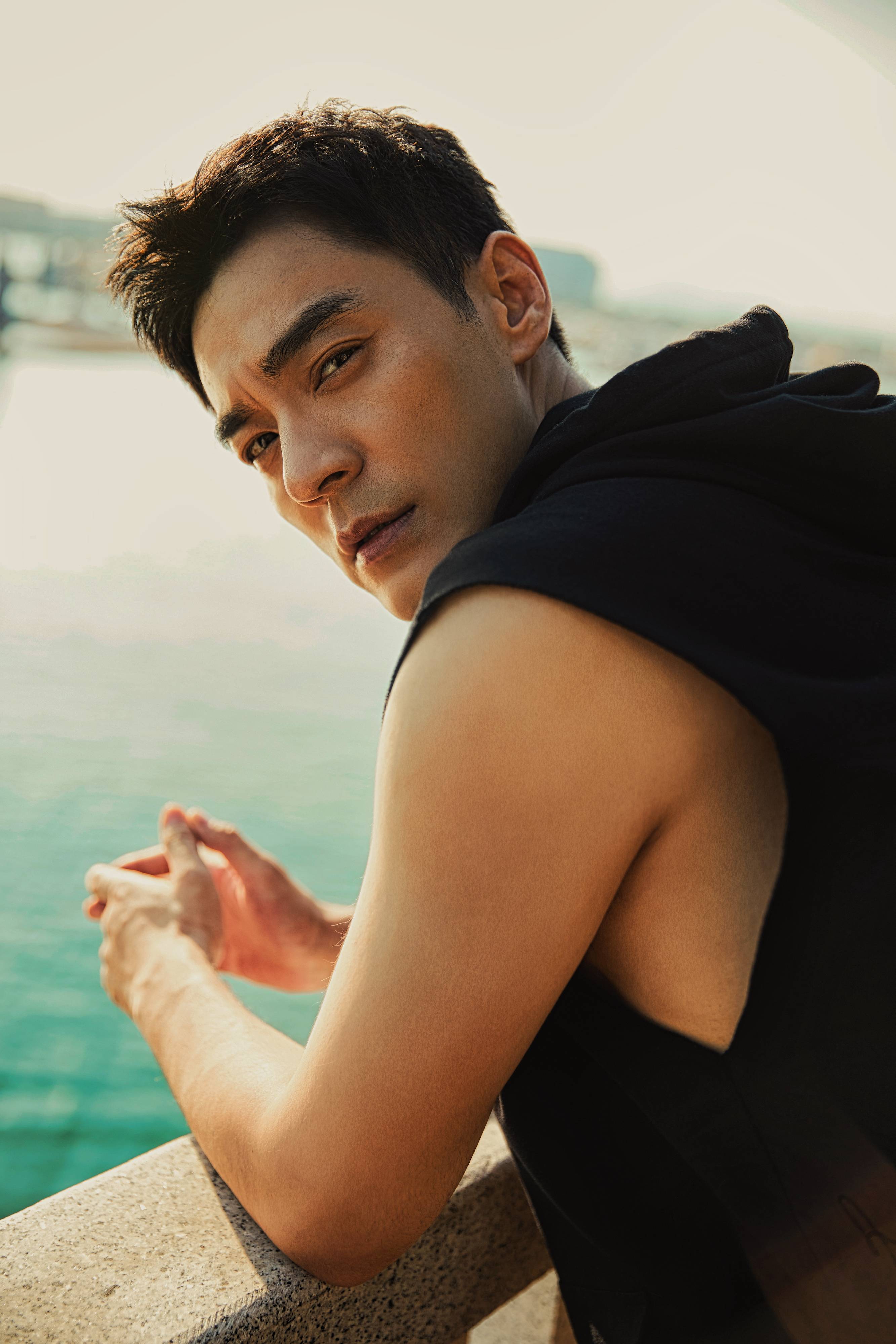 李光洁夏日清凉大片释出 硬朗线条凸显好身材