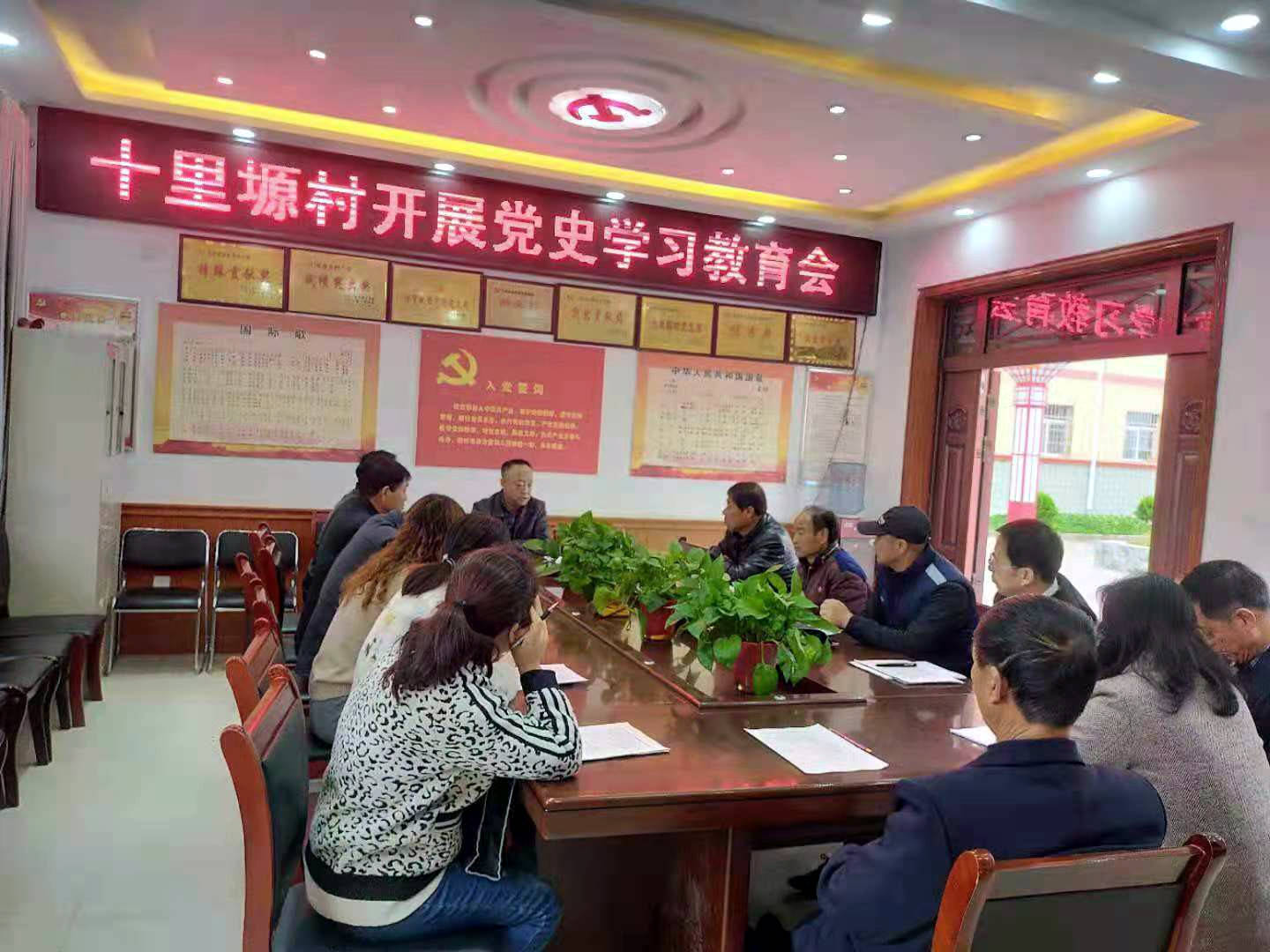 一次偶然的机会,他在电视上看到了河南省新乡县刘庄村原党委书记