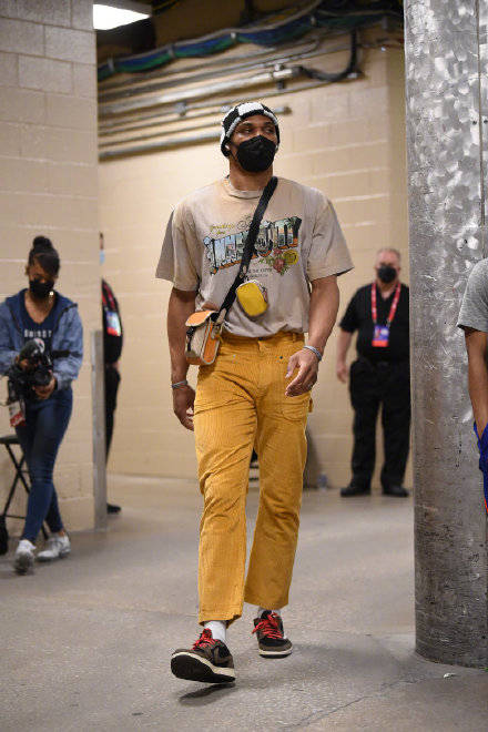 放一波nba潮男穿搭,有机器人伦纳德哦,难得一见的花伦,还有威少