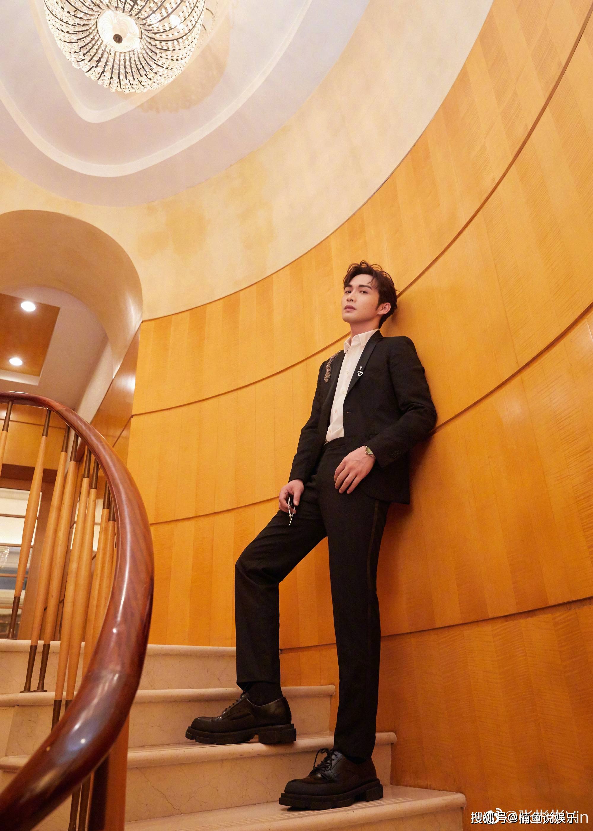 原创被张彬彬惊艳到了,西装搭配金丝眼镜雅痞范十足,斯文败类即视感