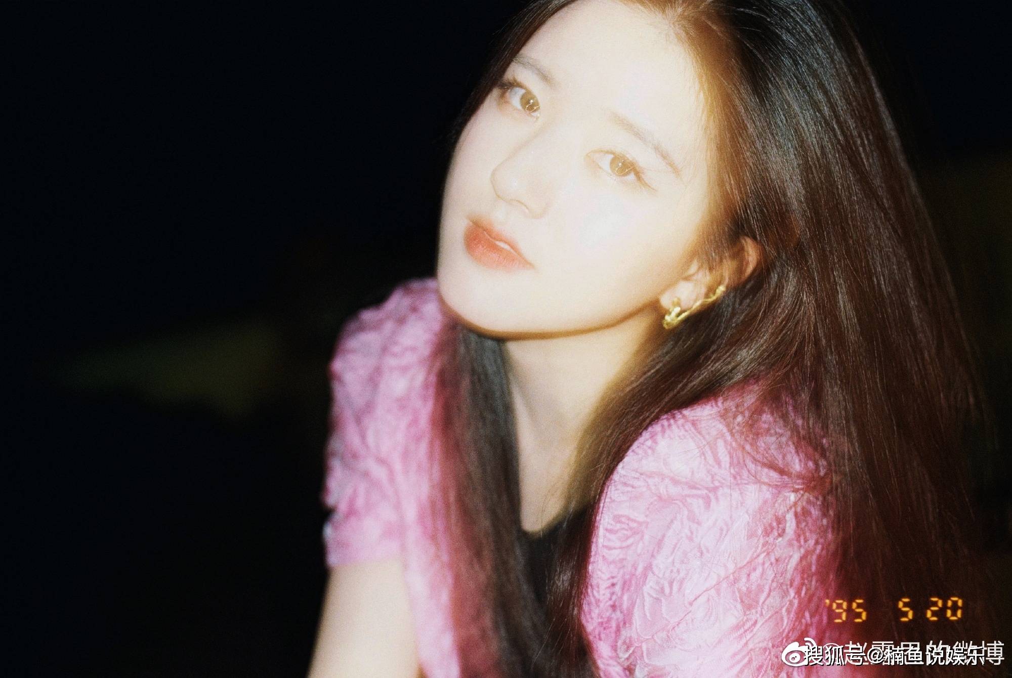 原创有一种甜妹叫赵露思身披长发怀抱猫咪抹胸造型梦幻又少女