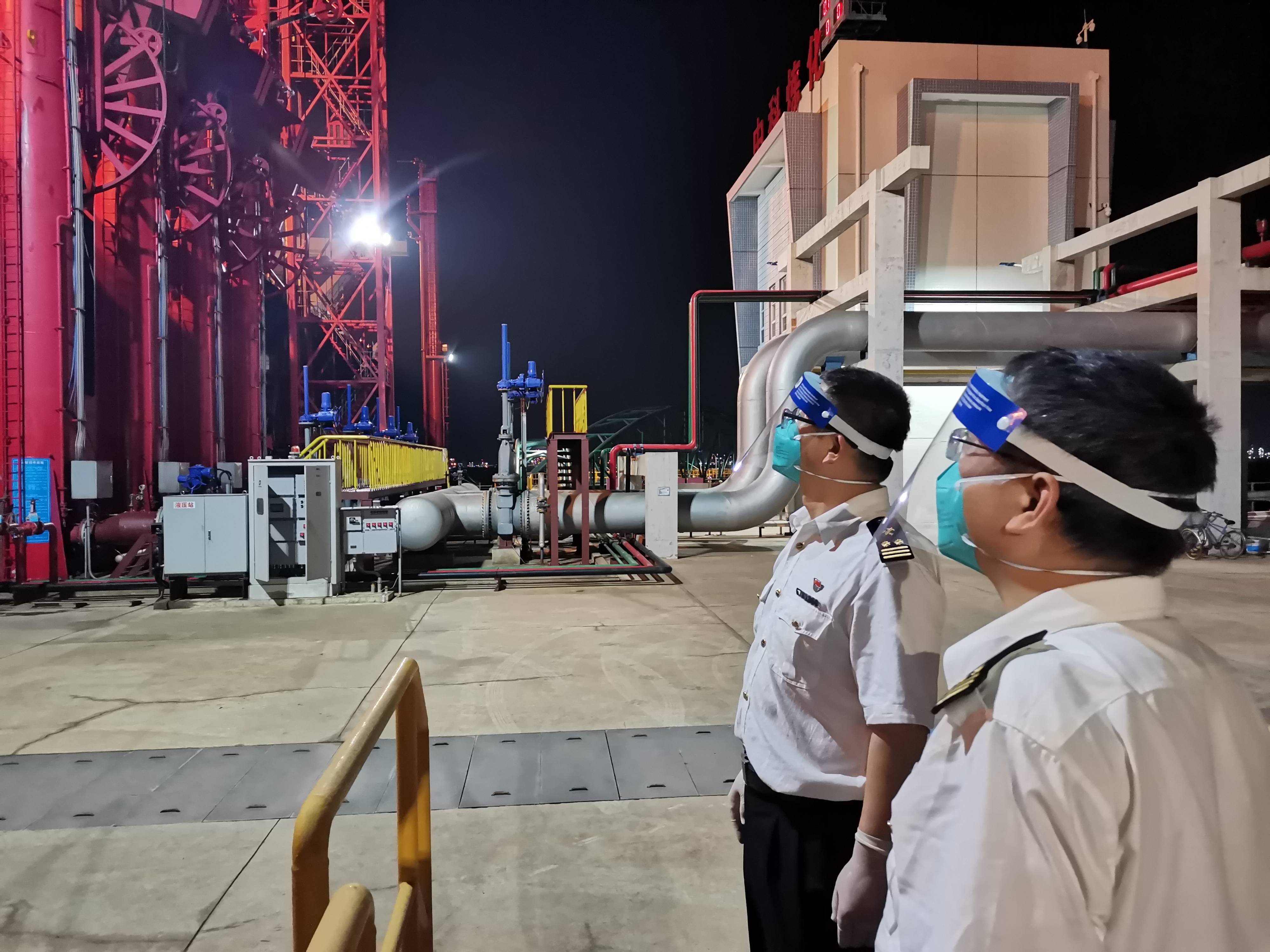 东海岛海关以"无接触"作业方式助力染疫船舶顺利卸货 解企业"断粮"