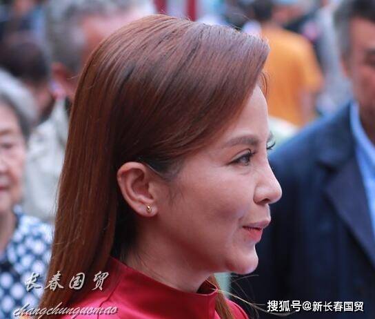 48岁央视主持人朱迅近照曝光,面部僵硬满眼皱纹,身材却十分傲人