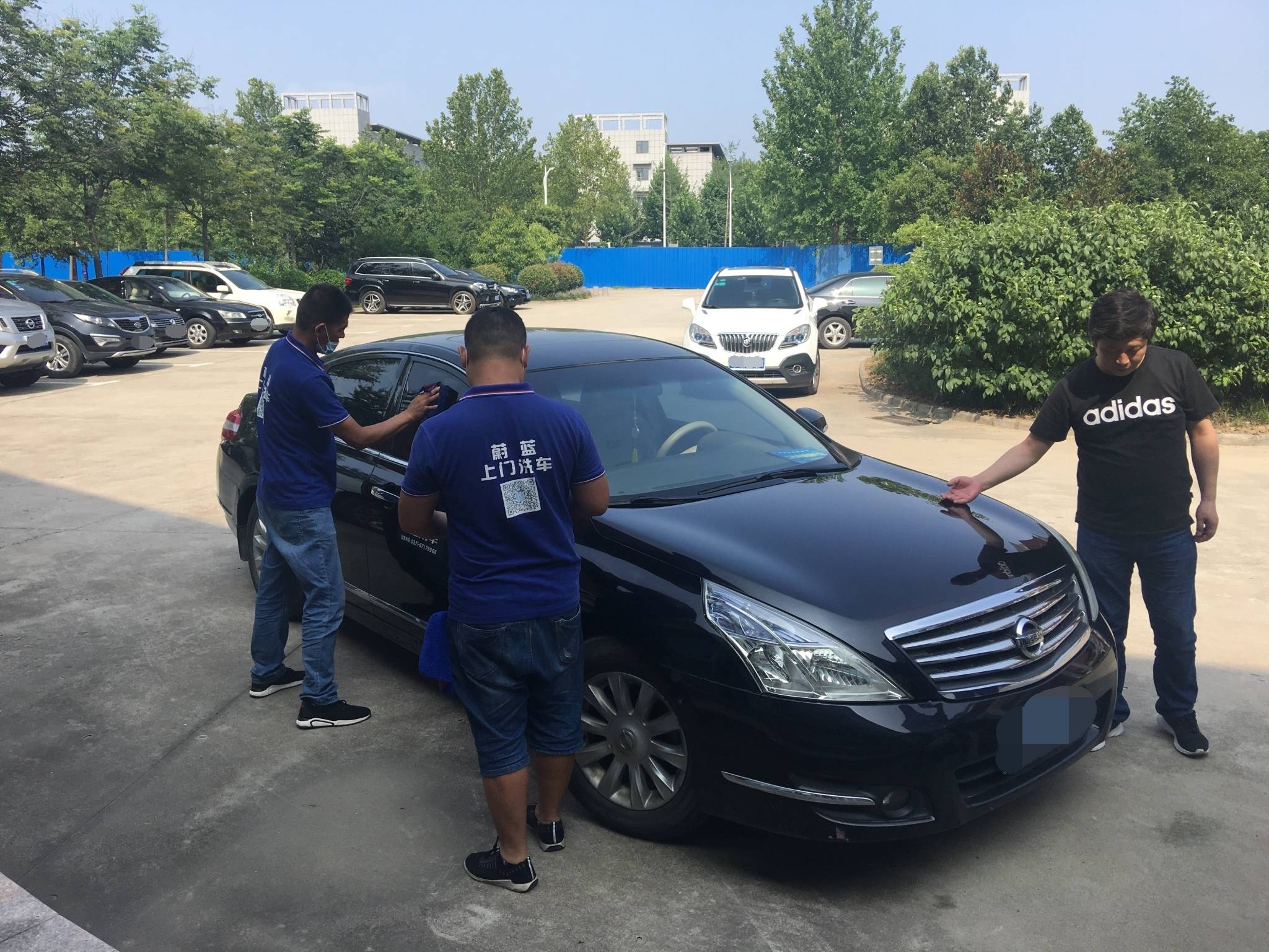 郑州上门洗车小哥服务疾控中心还车辆一个美貌