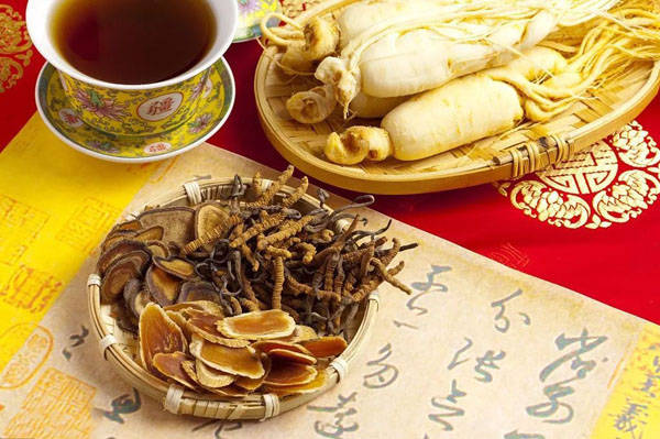 。因为服药激素产生副作用，决定选择中药进行治疗，用降压药控制血压。