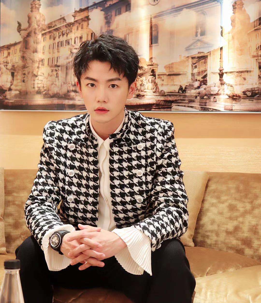 夏志远出席腾讯视频拾光盛典 复古宫廷风展现时尚品味