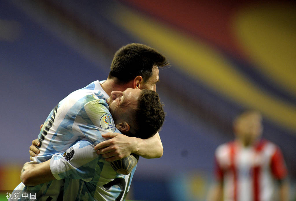 高清图:梅西与队友激情相拥 阿根廷人墙看哭c罗