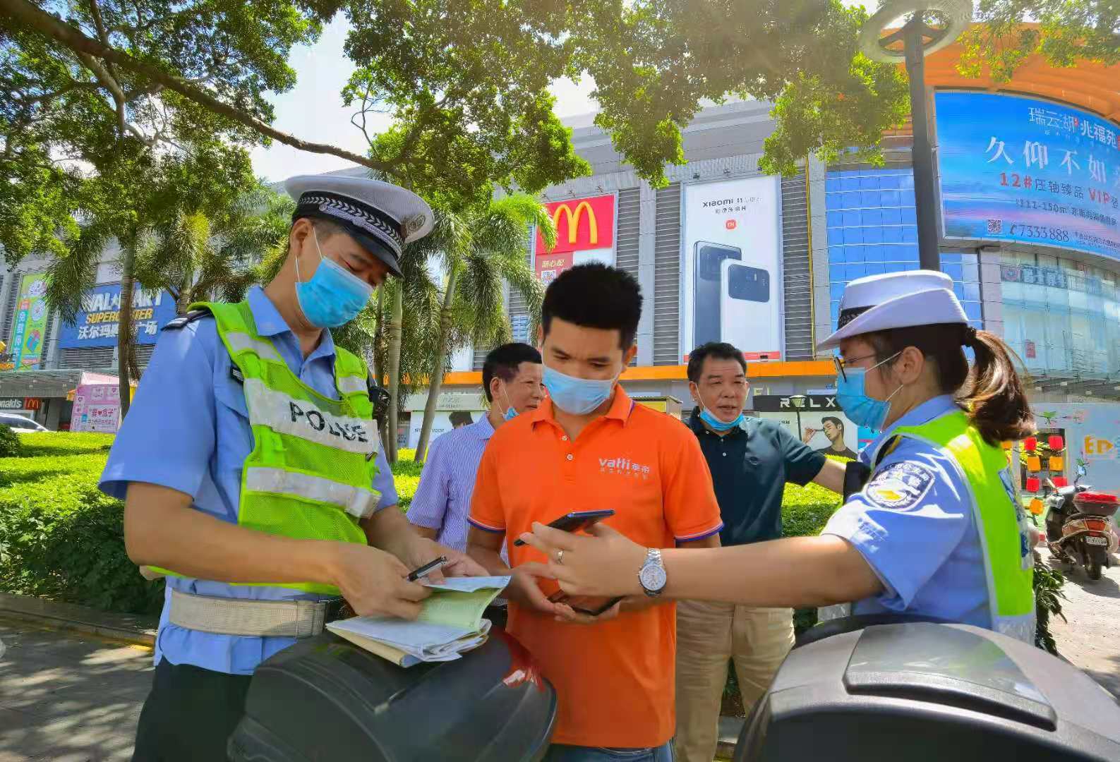 6月22日上午,湛江市公安局交警支队赤坎大队王文森教导员组织执勤民警
