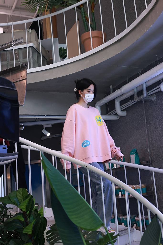 欧阳娜娜粉卫衣牛仔裤有活力 和粉丝合影可爱托腮