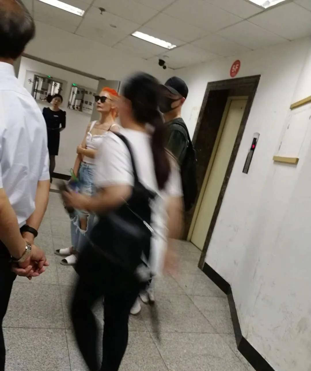 相声馆赔钱到倒闭,直播卖酒满屏尴尬,事业不行他投身爱情?