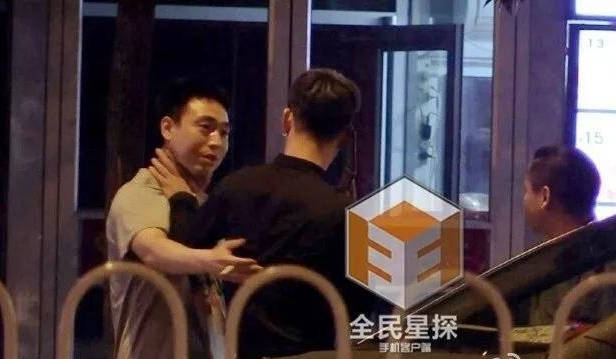相声馆赔钱到倒闭,直播卖酒满屏尴尬,事业不行他投身爱情?