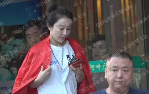 相声馆赔钱到倒闭,直播卖酒满屏尴尬,事业不行他投身爱情?