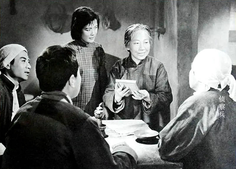 尤其是于蓝在1965年上映的电影《烈火中永生》中塑造的革命烈士江姐的
