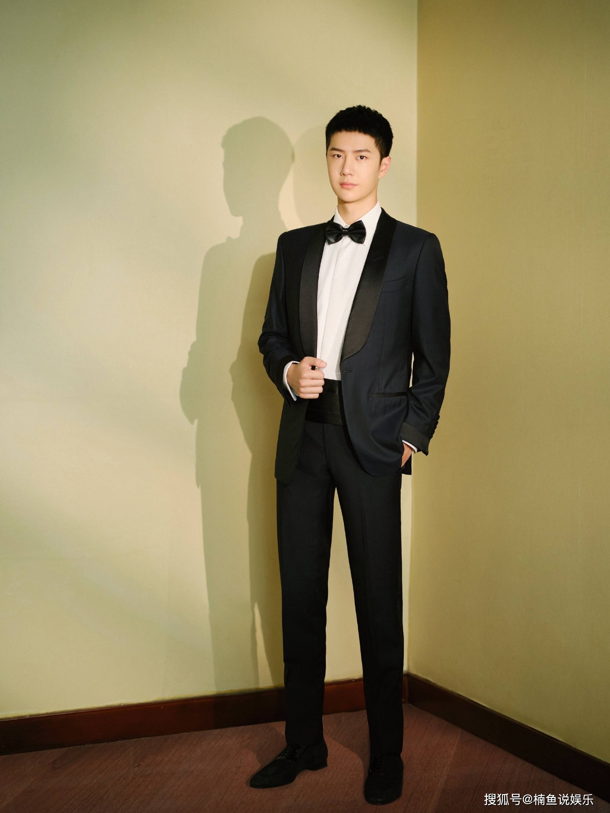 王一博参加央视晚会太迷人寸头搭配西装一身正气高级感满满