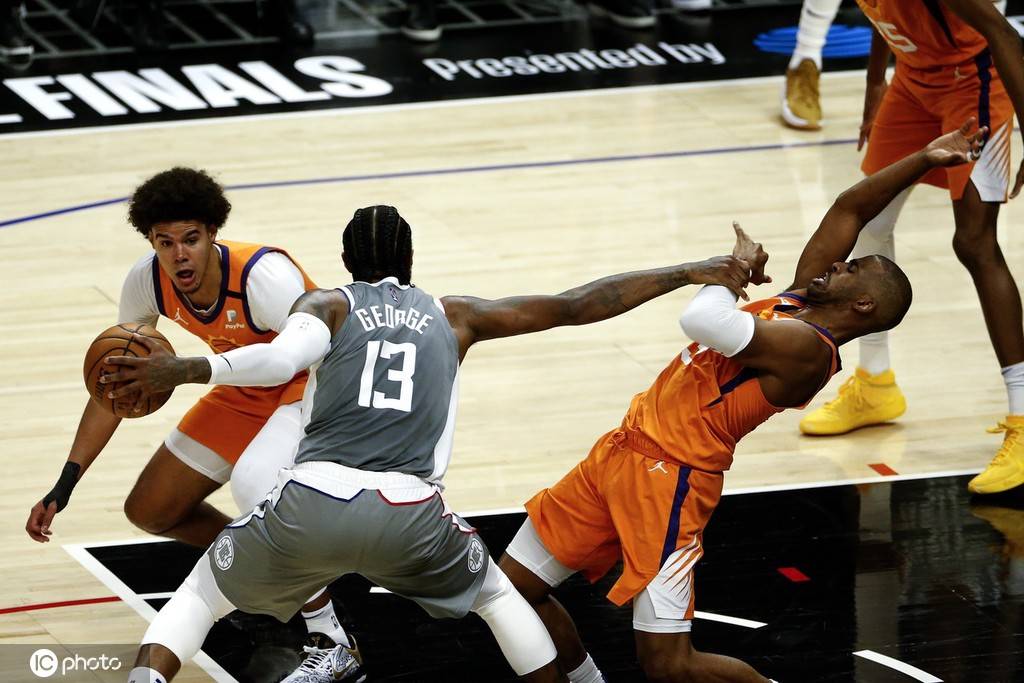 高清图:太阳险胜快船 保罗持球背打乔治遭严防