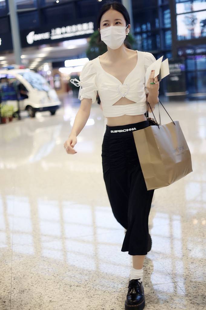 周雨彤身穿白色露脐装大秀小蛮腰