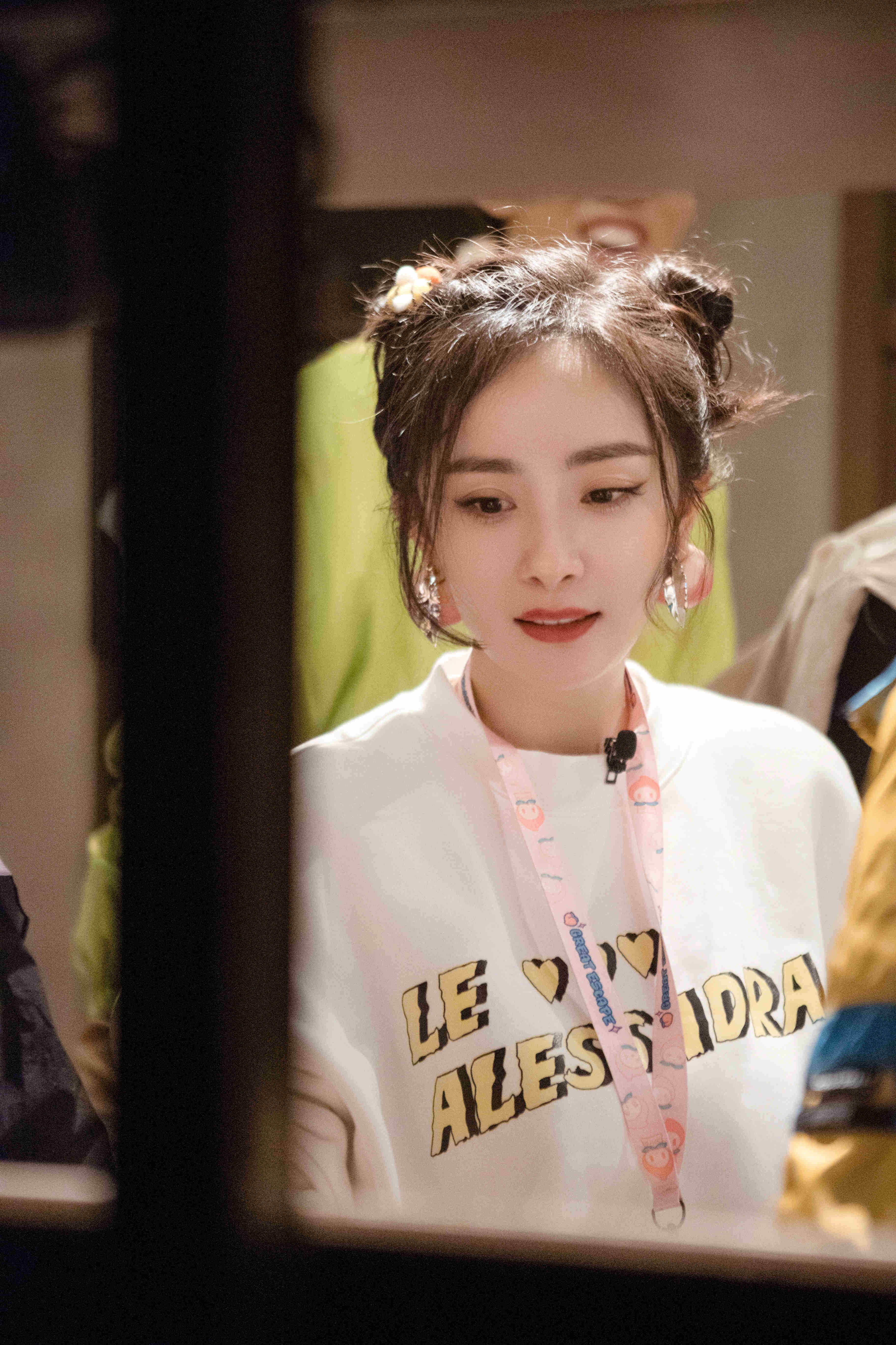 杨幂哪吒头造型少女感十足 佩戴蜜蜂发卡隔空表白粉丝