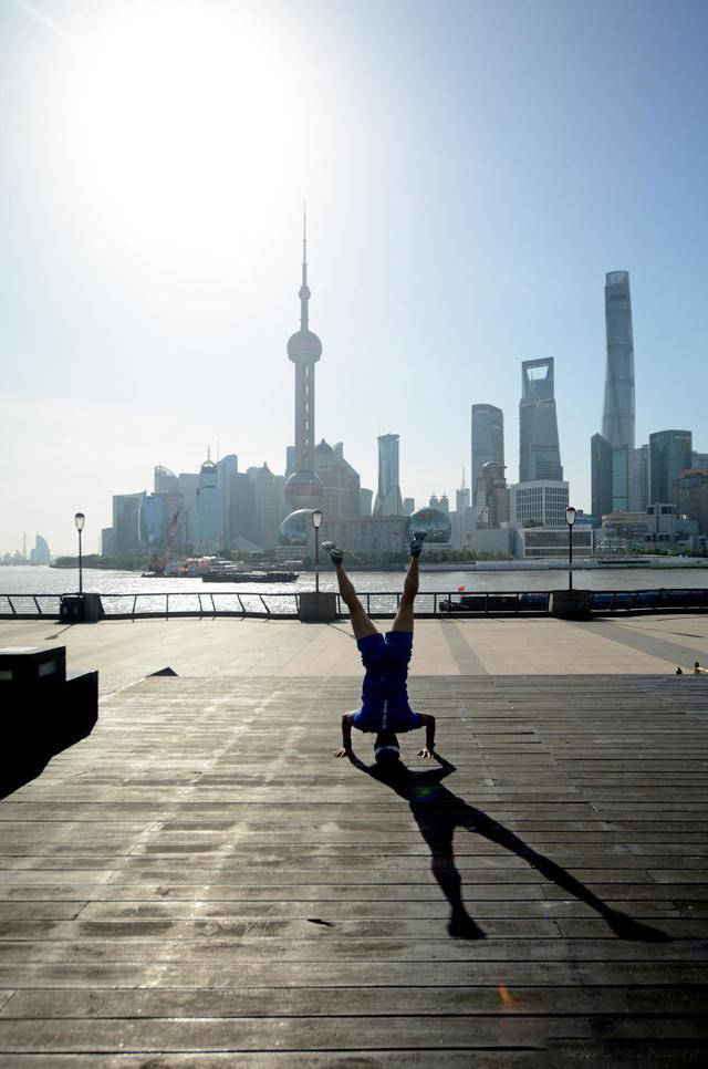 原创欣赏作品外滩的晨跑者矫健的步伐健美的身影