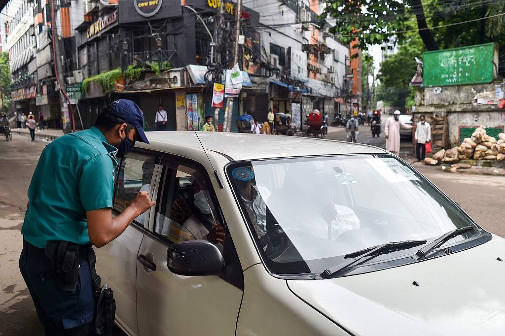 孟加拉国达卡实施封锁 警察和军人在街头巡逻