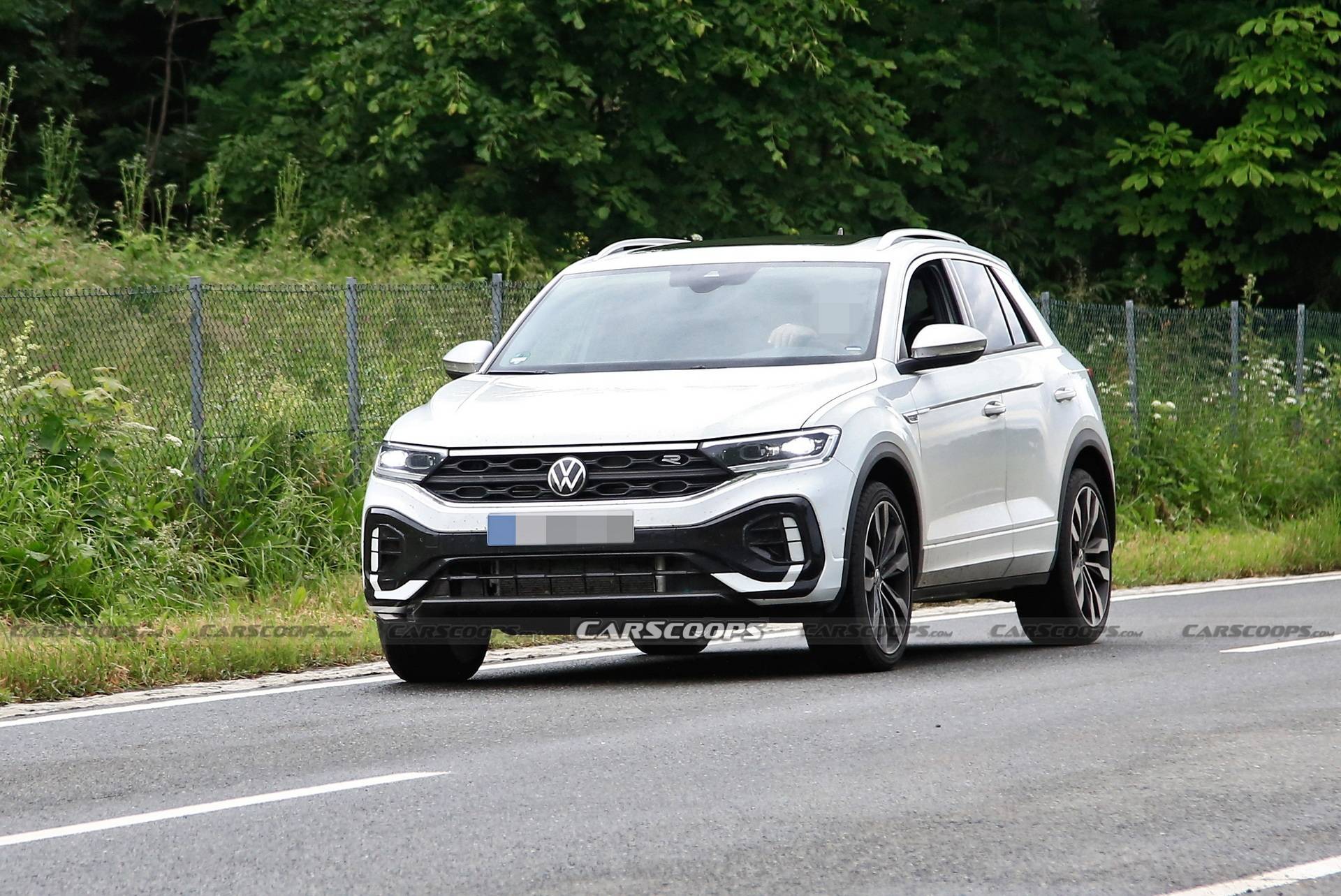 新款大众troc路试谍照曝光进气格栅的风格有所调整