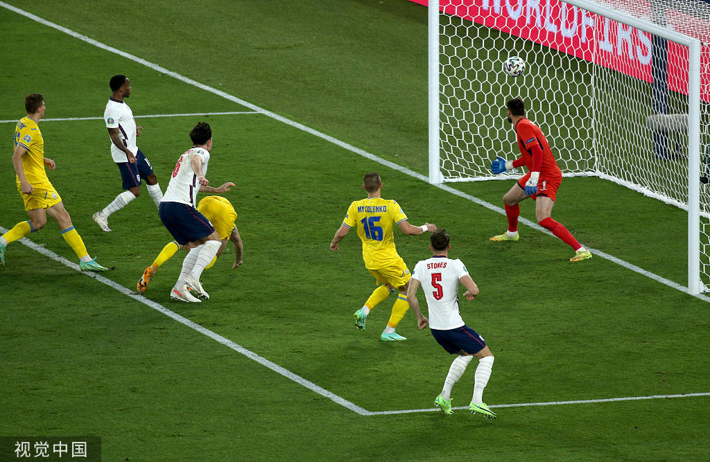 高清:乌克兰vs英格兰 马奎尔头球破门飞奔庆祝