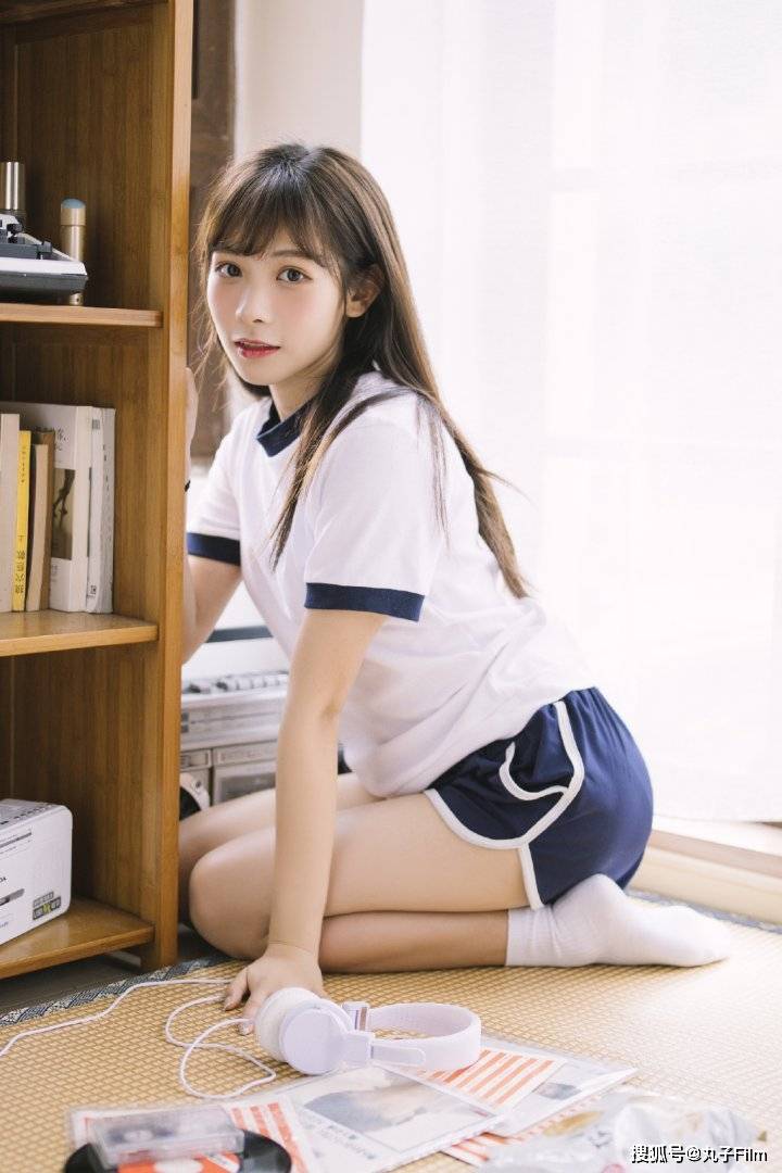 性感美女时尚写真:呆萌可爱皮肤白皙美少女,清纯甜美迷人!