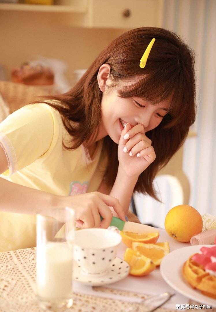 性感美女时尚写真白嫩肌肤少女短裤美腿笑容甜美清纯可爱迷人