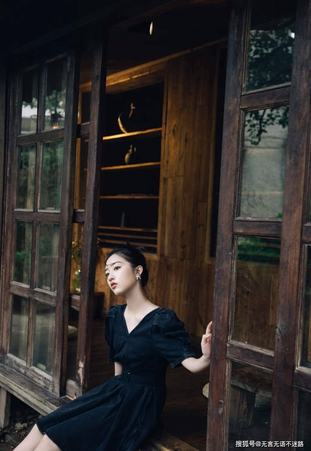 细节|邓恩熙，甜美可人，V领牛仔裙，小木屋悠闲活力