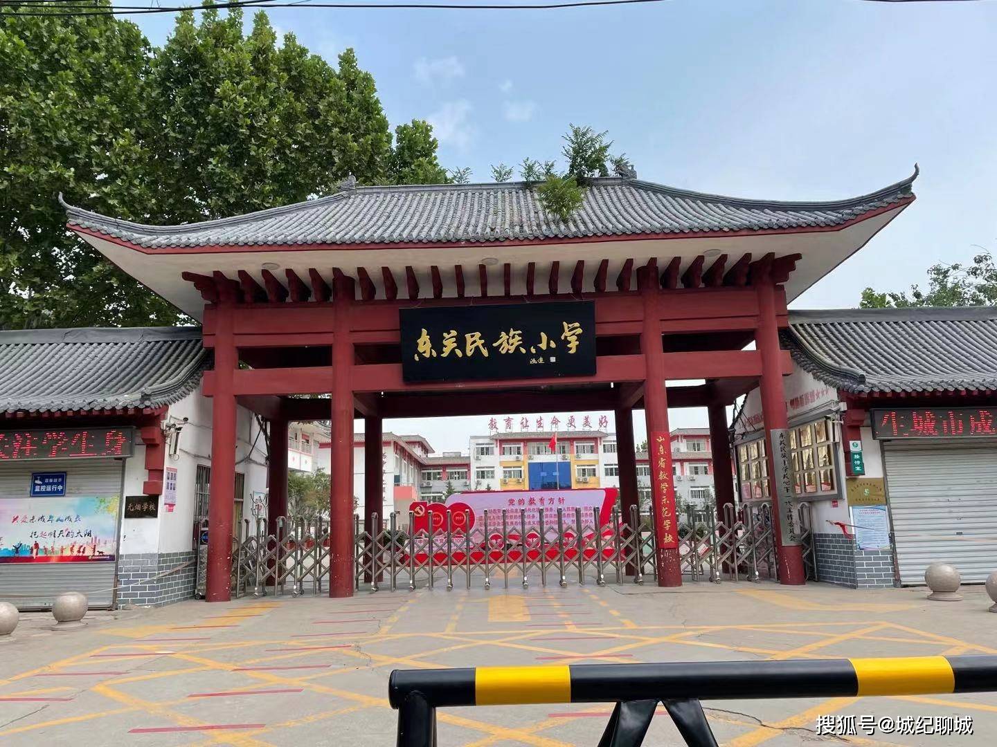 (東關民族小學現狀圖)聊城清真西寺,現已成為聊城市重點文物保護單位.