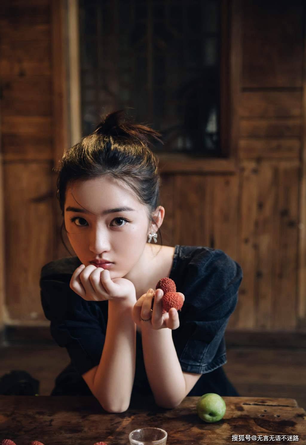 细节|邓恩熙，甜美可人，V领牛仔裙，小木屋悠闲活力