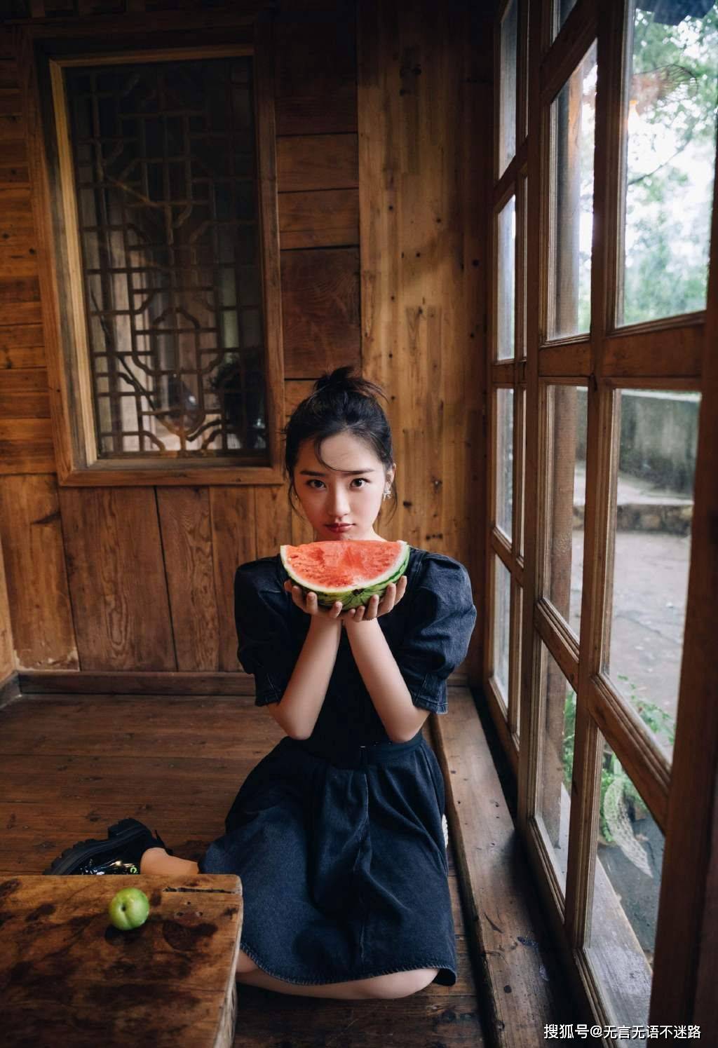 细节|邓恩熙，甜美可人，V领牛仔裙，小木屋悠闲活力