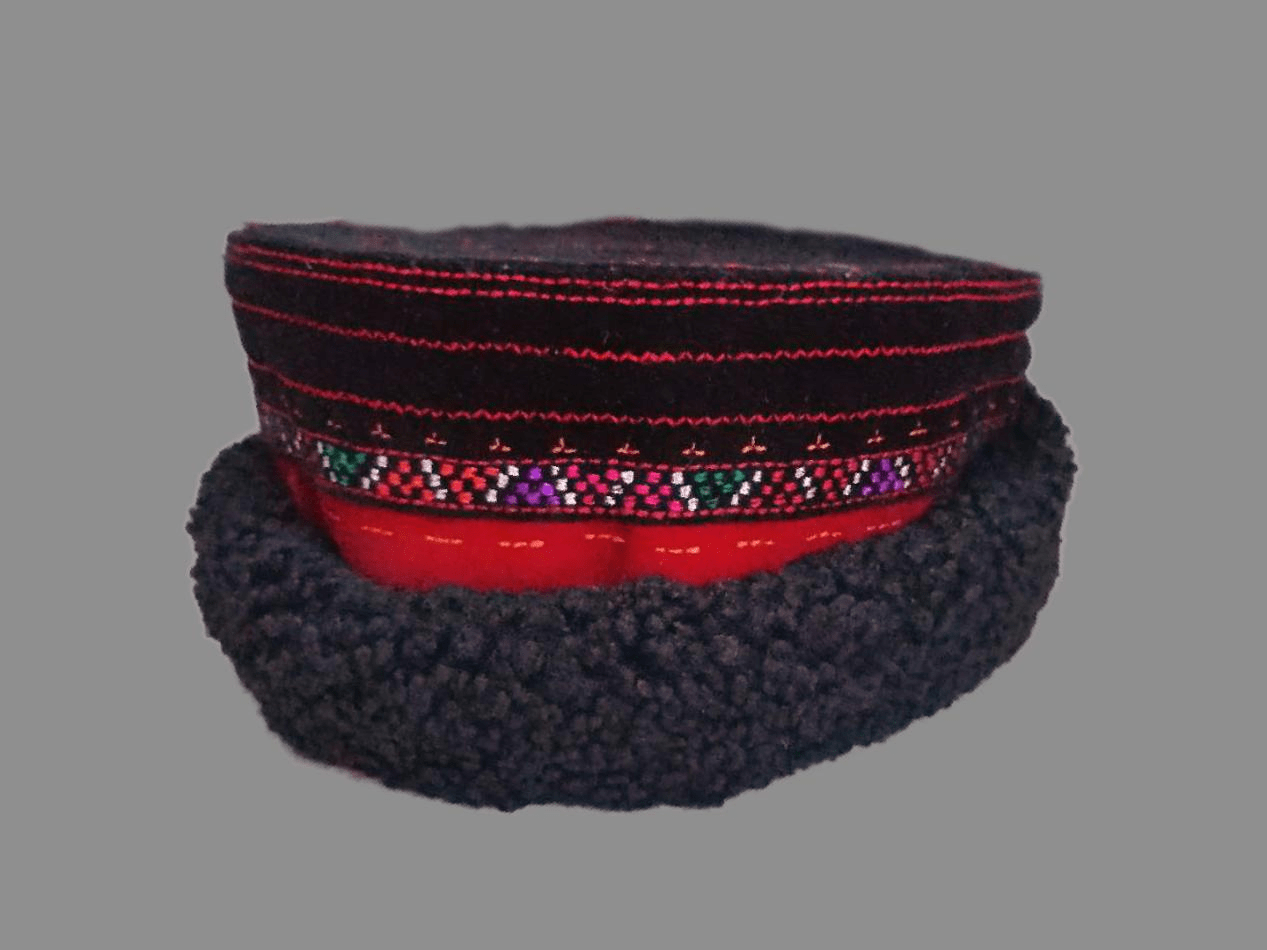 塔吉克妇女的帽子"库勒塔",非常精美,上面刺绣着妇女们各自喜欢的图案