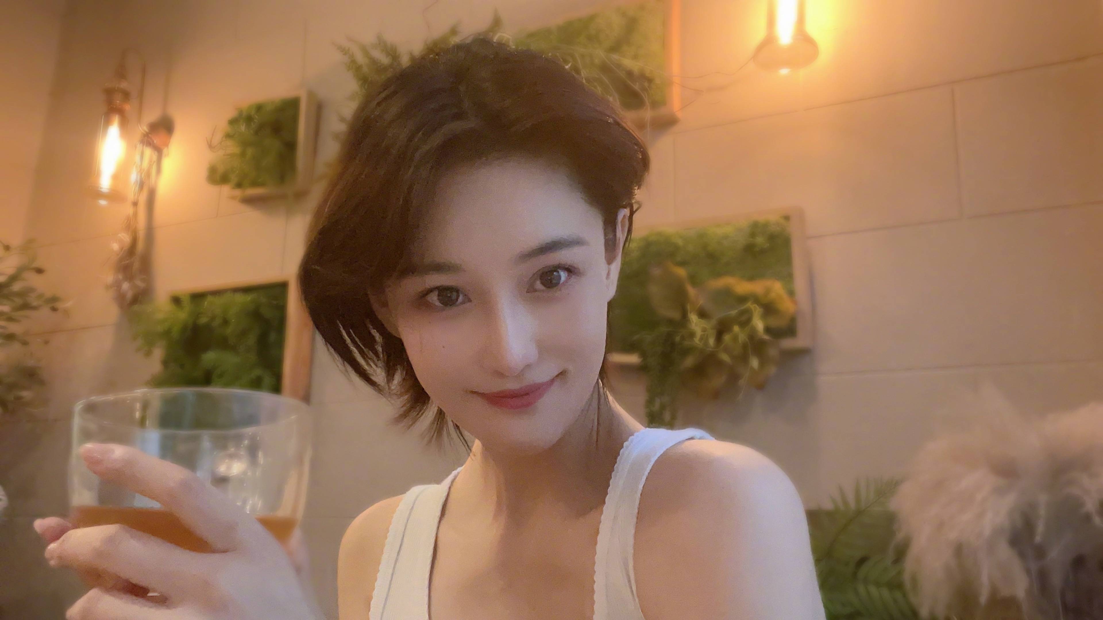 张馨予穿着清凉与桃子树合影 皮肤白皙酷飒迷人