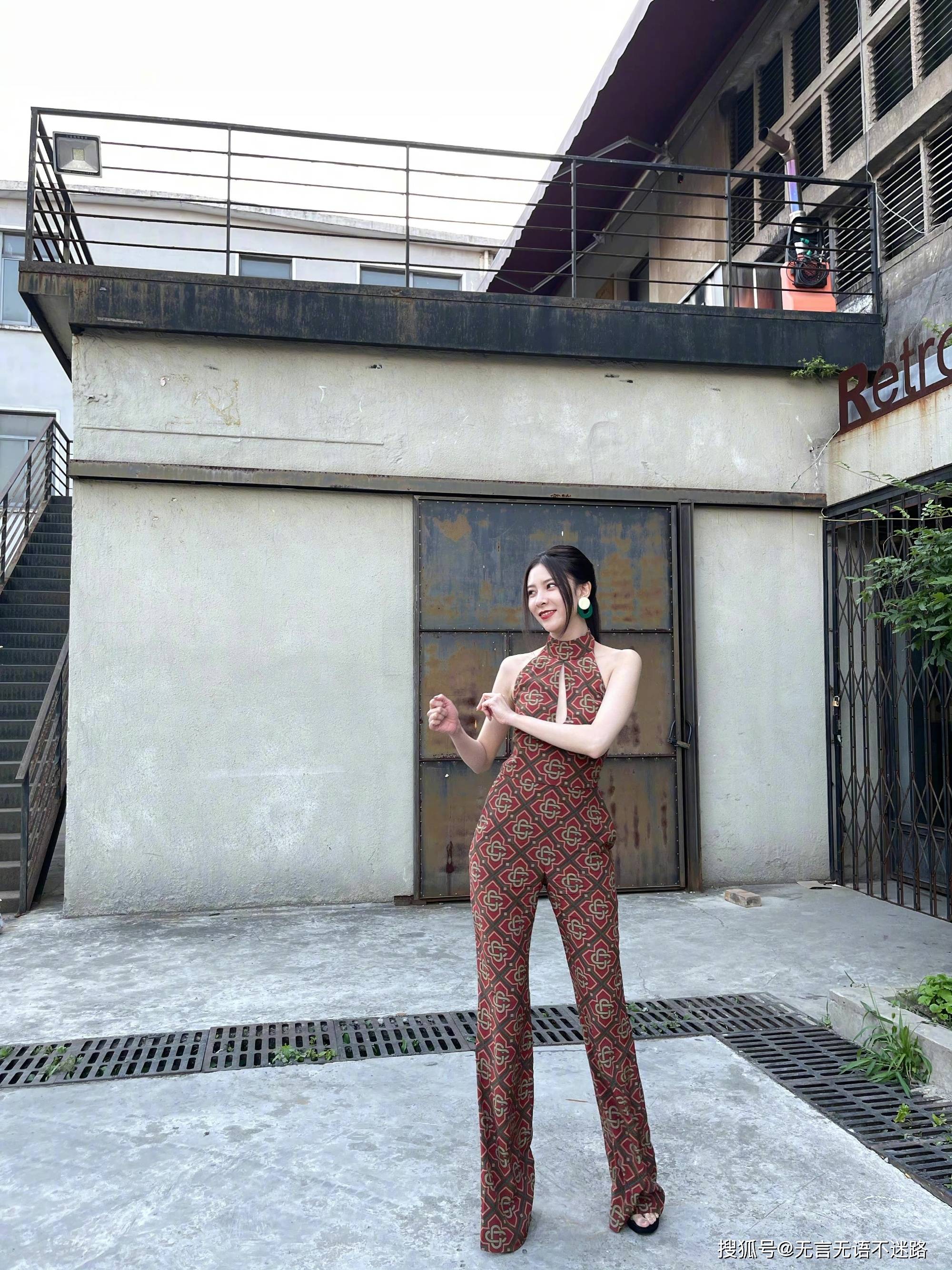 露背装|宋妍霏穿露背装出镜，性感至极，引领时尚潮流