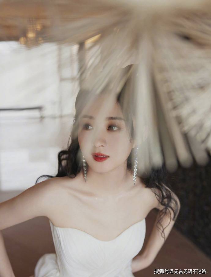 倾国倾城|赵丽颖，一袭露肩白色长裙，倾国倾城，尽显女性之美