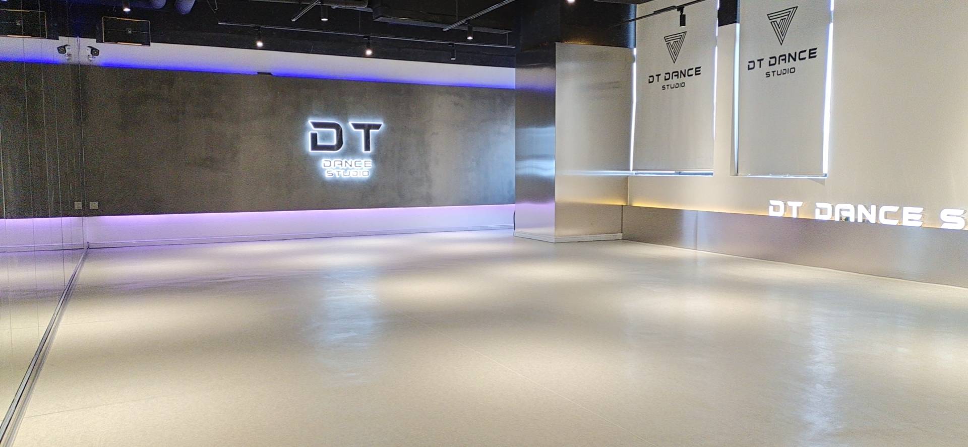 今天路过一间安装街舞爵士舞专用的舞蹈地胶的舞蹈房生意非常火爆