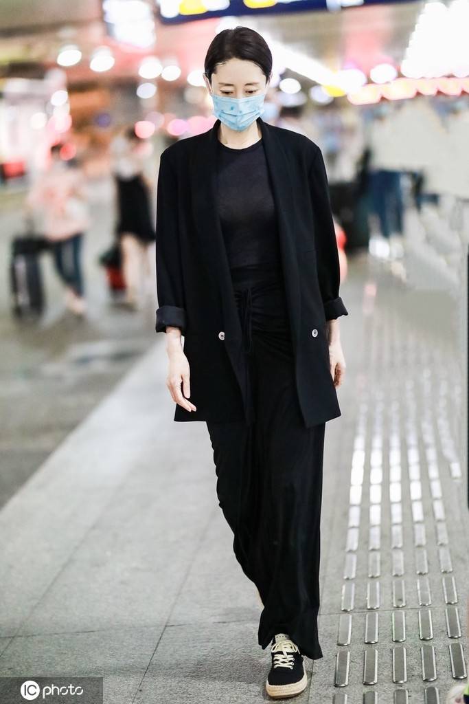 刘敏涛一身纯黑休闲西装简约时尚