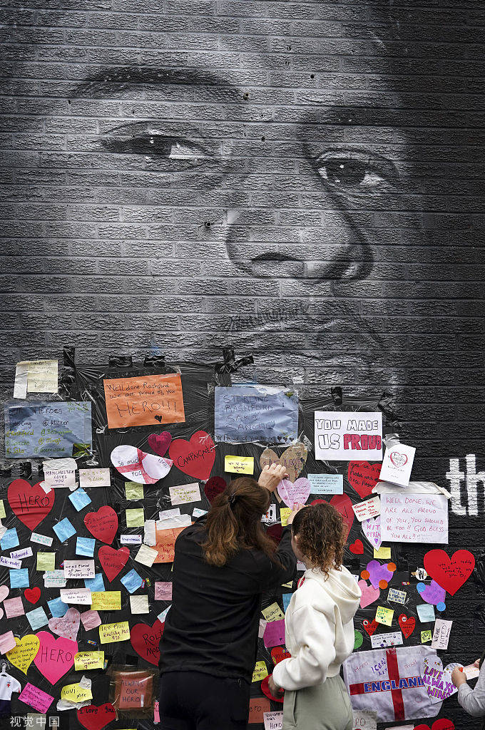 拉什福德壁画遭破坏泄愤 暖心路人贴便签送鼓励